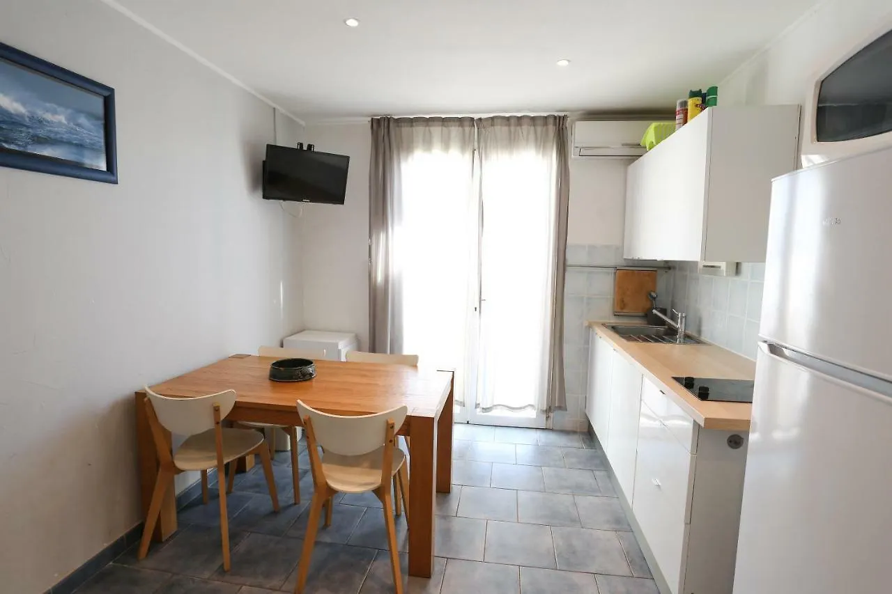 Appartement 6 Personnes Vue Mer 30 M De La Plage Hyères