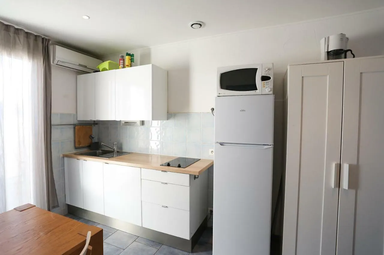 Appartement 6 Personnes Vue Mer 30 M De La Plage Hyères