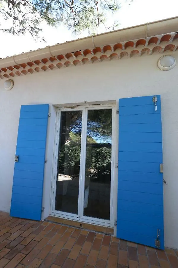 Appartement 6 Personnes Vue Mer 30 M De La Plage Hyeres France
