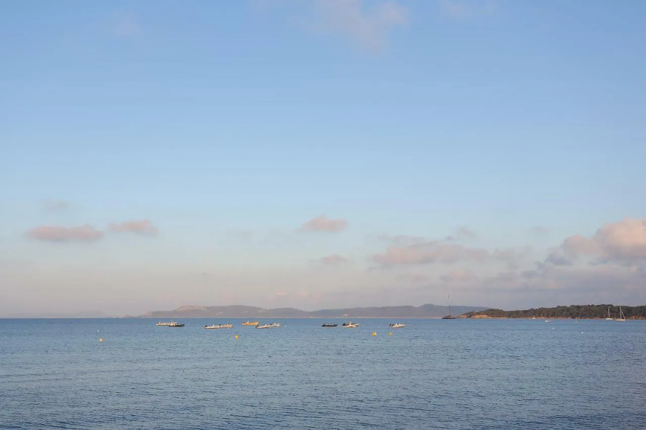 Appartement 6 Personnes Vue Mer 30 M De La Plage Hyères